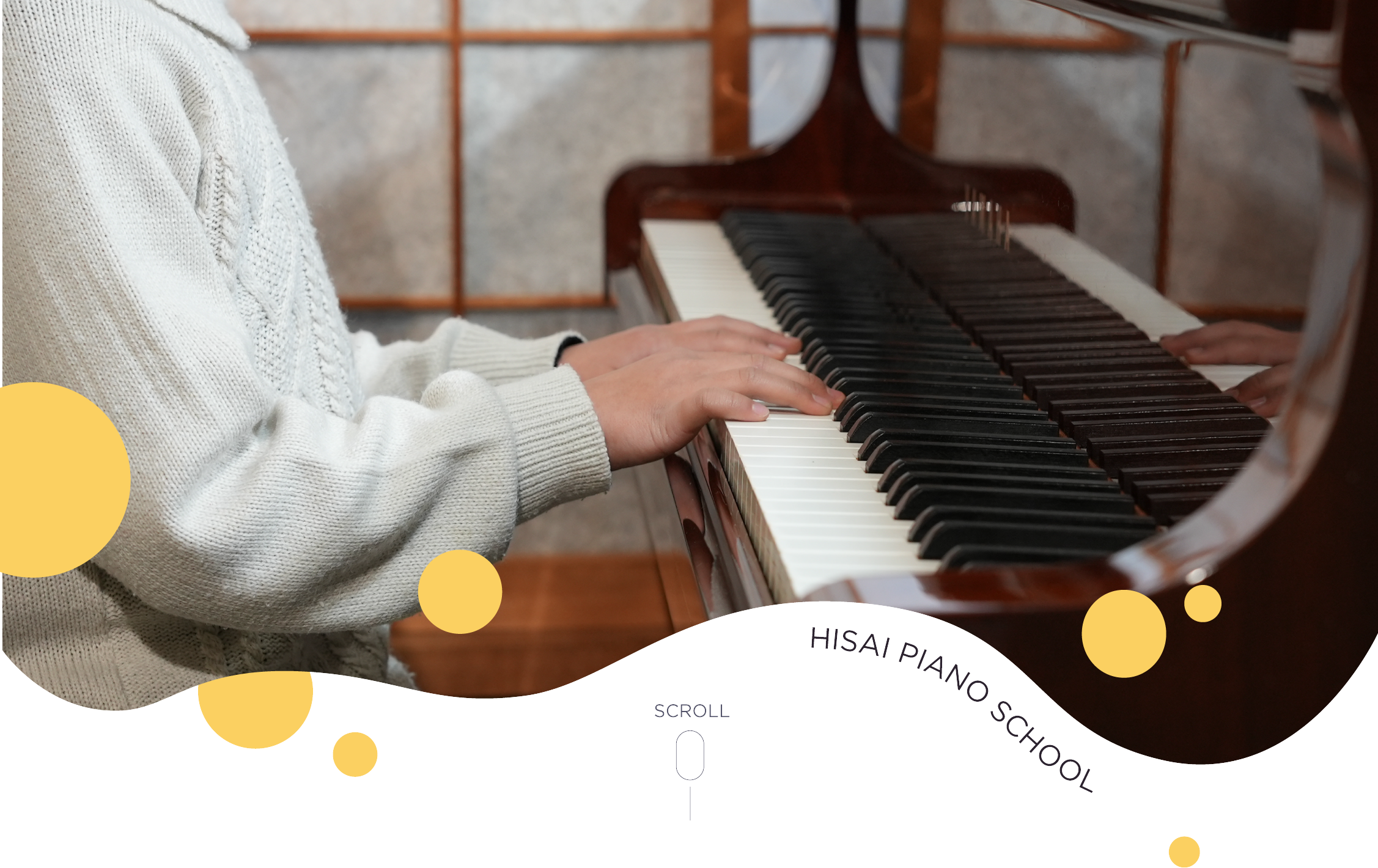 ピアノを弾く手