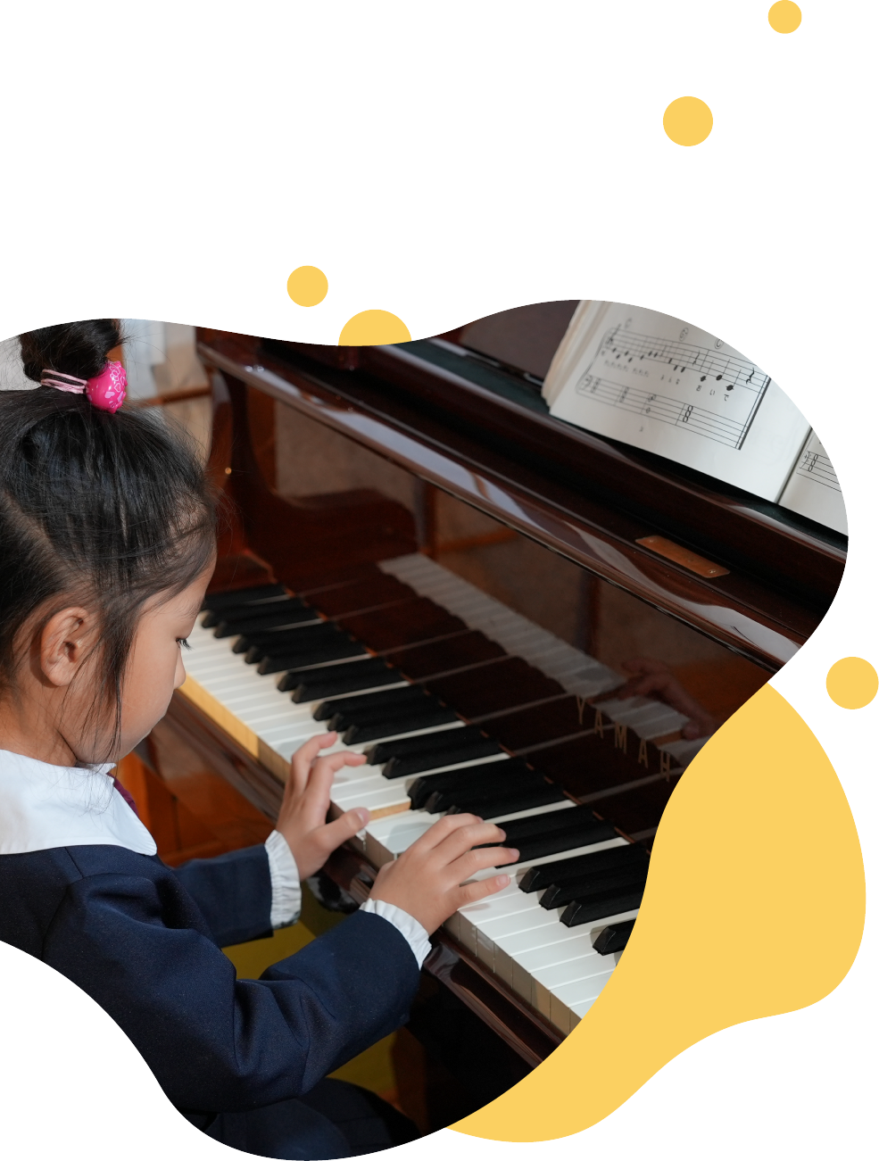 女の子がピアノを弾いている写真