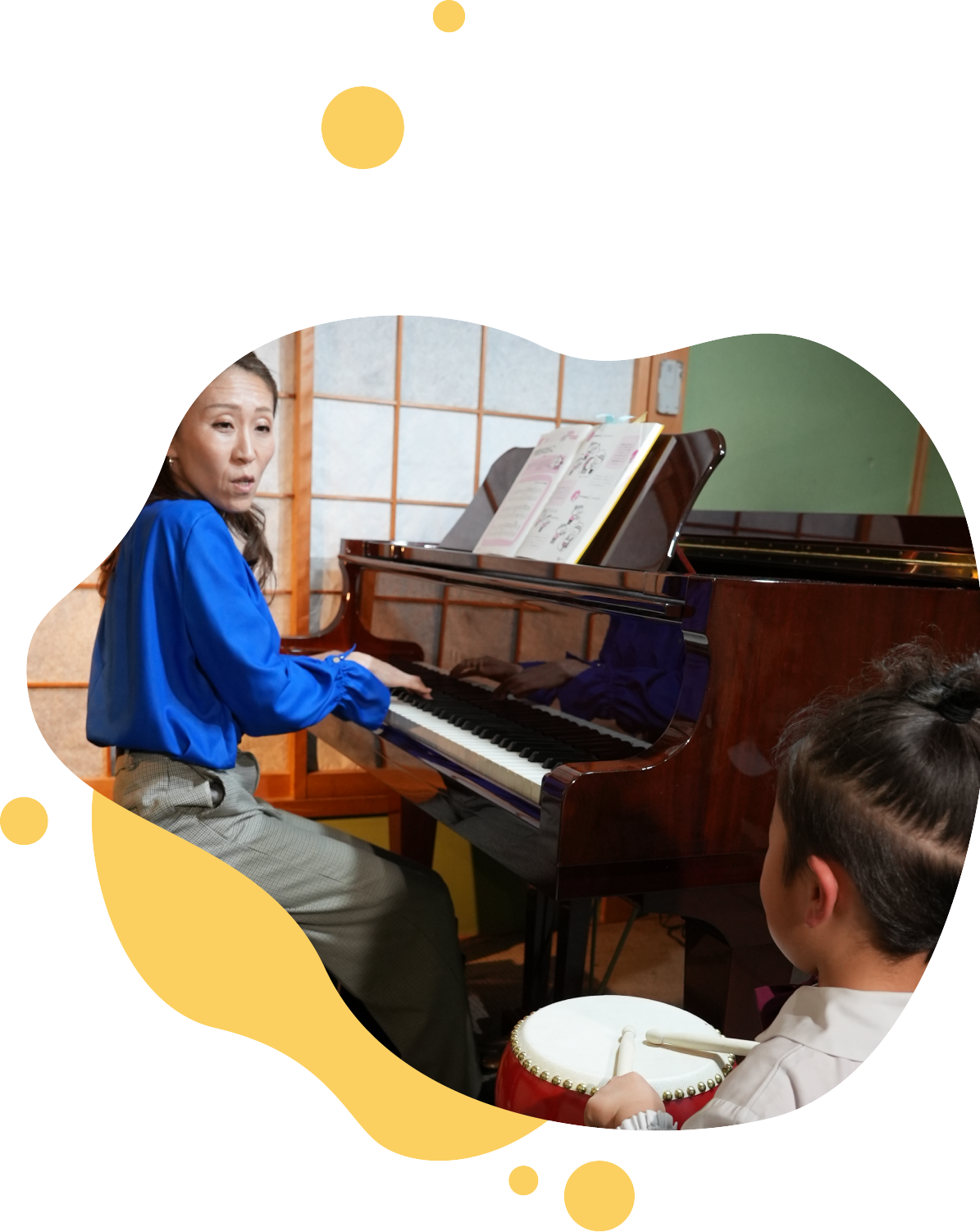 ひさい音楽教室のレッスンについて男の子が太鼓を叩いている写真